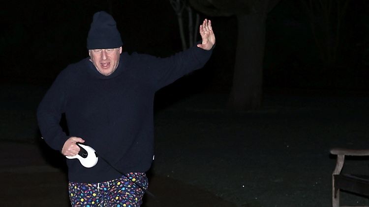 Johnson beim Joggen mit seinem Hündchen