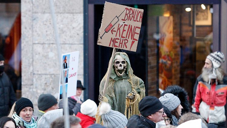 Impfgegner bei einer Demonstration in Österreich