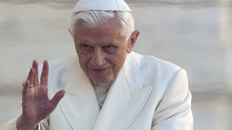 Im Gutachten heißt es, in allen Fällen habe Benedikt - damals Kardinal Joseph Ratzinger - ein Fehlverhalten strikt zurückgewiesen.