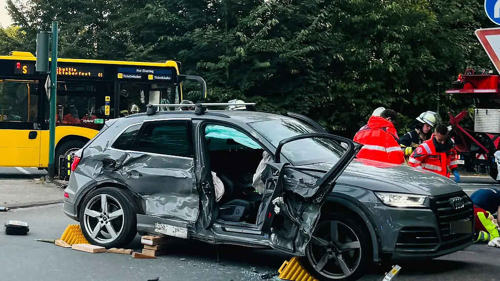 Vermutlich-fuhr-eines-der-beteiligten-Fahrzeuge-bei-Rot-ueber-eine-Kreuzung