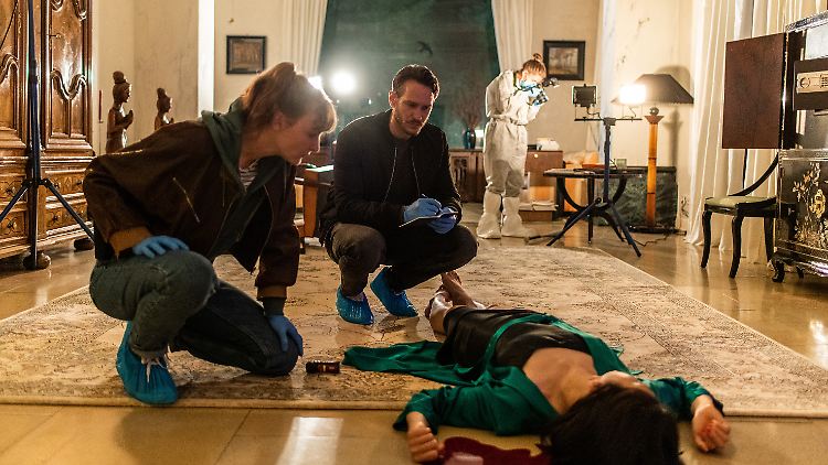 Szene aus dem neuesten "Tatort": Leo Hölzer (Vladimir Burlakov), und Pia Heinrich (Ines Marie Westernströer) betrachten die Leiche von Cora Reuters (Joy Maria Bai).