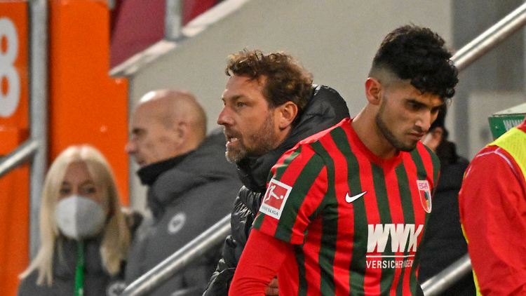 Weinzierl (links) hat Pepi nicht angepinkelt, wie der FC Augsburg klarstellt.