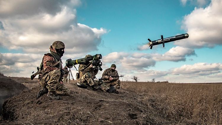 Ukrainische Soldaten feuern bei einer Militärübung in der Region Donezk eine US-Javelin-Rakete ab.