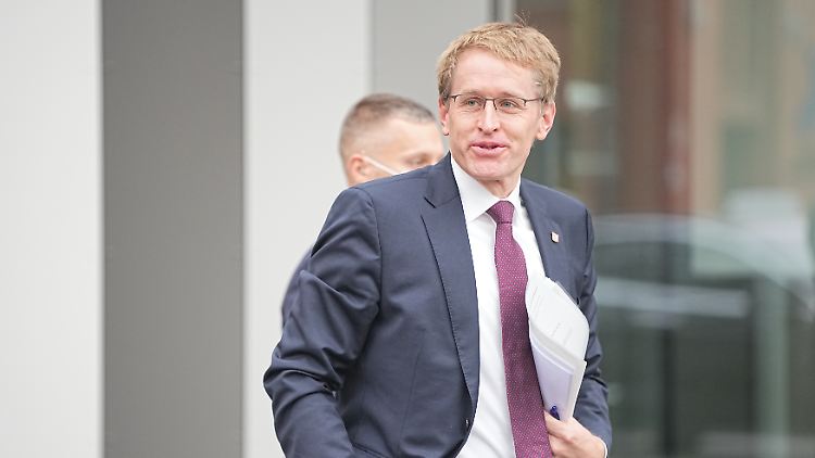 Sieht in den Umfrageergebnissen eine "hohe Zufriedenheit" mit der Arbeit seiner Regierung: Daniel Günther.