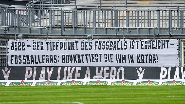 Auch wenn die Fans des SV Sandhausen zum Boykott aufrufen: Alle wollen zur WM, sagt die FIFA.