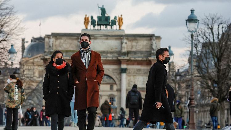 Spaziergänger in Paris. Auch Maskenregelungen im Freien sollen aufgehoben werden.