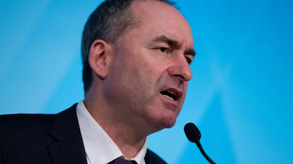 Hubert-Aiwanger-wirbt-fuer-schwimmende-Photovoltaik-Anlagen