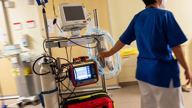Das Robert-Koch-Institut (RKI) hatte zuletzt eine Stagnation bei der sogenannten Hospitalisierungsinzidenz festgestellt. 
