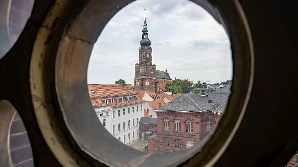 In-Greifswald-wird-das-75-jaehrige-Bestehen-des-Evangelischen-Kirchentags-gefeiert