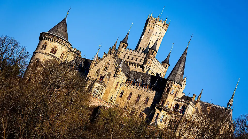 Vor-allem-Teenagern-ist-das-Schloss-Marienburg-bei-Hannover-aus-der-Streaming-Serie-Maxton-Hall-bekannt-fuer-Besucher-ist-es-aber-derzeit-gesperrt