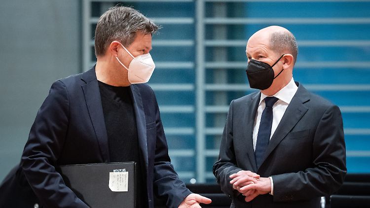 Bundeskanzler Scholz und Vizekanzler Habeck unterhalten sich zu Beginn der Klausurtagung im Bundeskanzleramt.