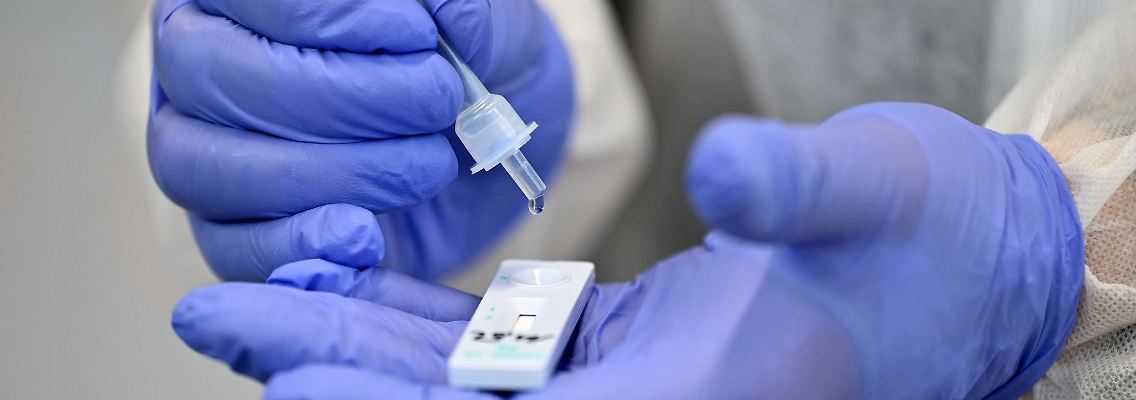 Ein medizinischer Mitarbeiter führt einen Corona-Schnelltest durch.