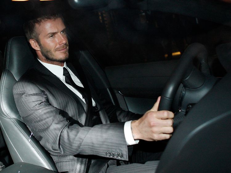 Macht auch am Steuer eine gute Figur: David Beckham.