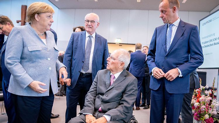 Während Wolfgang Schäuble zusagte, sagte die ehemalige Kanzlerin ein Abendessen mit Merz ab.