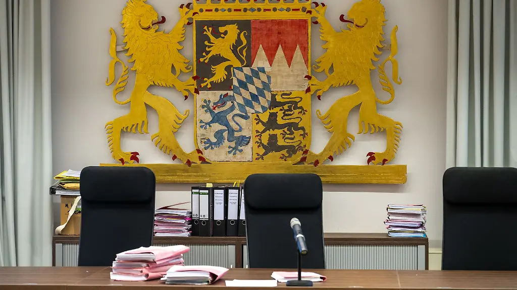 Eine-34-Jaehrige-soll-ihren-Ehemann-unter-Schlafmittel-gesetzt-und-anschliessend-die-Wohnung-angezuendet-haben-Der-38-Jaehrige-starb