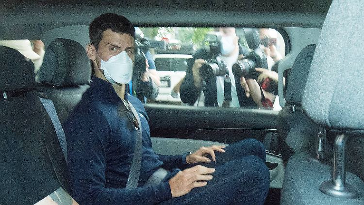 Verschwommene Bilder: Djokovic kurz vor seiner Ausweisung aus Australien. 