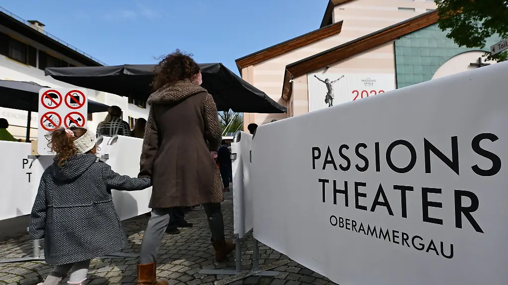 Im-Passionstheater-in-Oberammergau-startet-die-Staatsoper-in-die-Saison-Illustration
