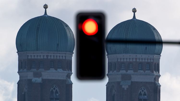 Kritiker sprechen von einer "Beißhemmung" gegen die katholische Kirche, die aufhören müsse.