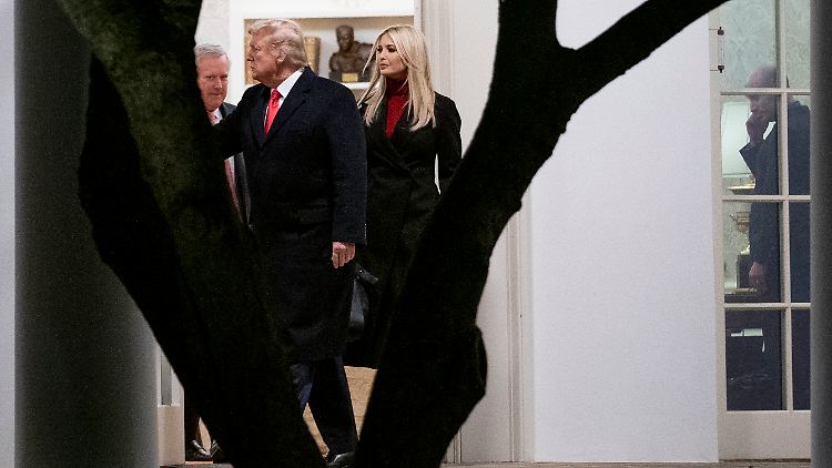 In brenzligen Situationen wandten sich Mitarbeiter häufig an Ivanka Trump, damit sie mit ihrem Vater spricht, sagte seine Ex-Sprecherin Grisham.