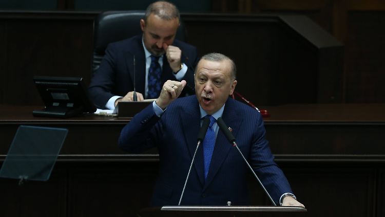 Der türkische Präsident Recep Tayyip Erdogan ist ein erklärter Gegner hoher Zinsen, die als Mittel im Kampf gegen die Teuerung gelten. Erdogan möchte hingegen über niedrige Zinsen Kredite und Investitionen ankurbeln - damit allerdings erhöht sich die Geldmenge im Umlauf weiter.