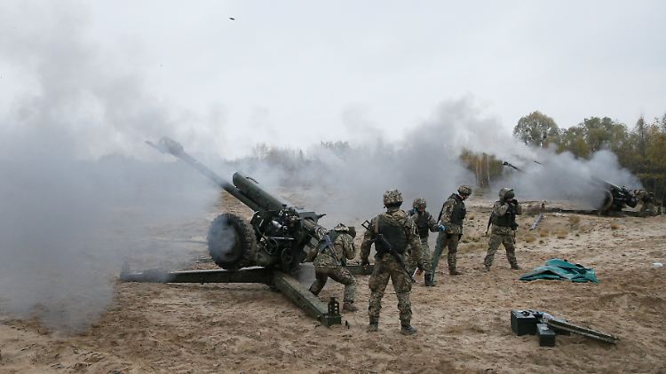 Ukrainische Soldaten beim Abfeuern von D-30 Haubitzen.