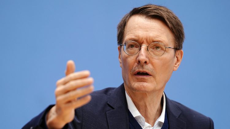 Lauterbach empfiehlt, dass künftig nur noch Beschäftigte der kritischen Infrastruktur einen positiven Schnelltest mit einem PCR-Test bestätigen.