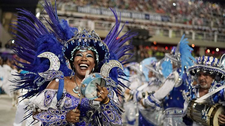Ein Bild wie aus einer anderen Zeit: Die Tänzerin einer Sambaschule in Rio de Janeiro feiert Karneval im Februar 2020. 