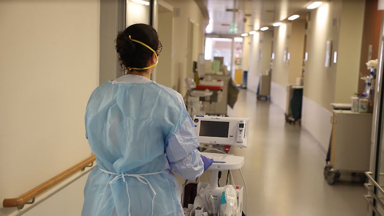 Die Omikron-Welle könnte vor allem die Normalstationen der Kliniken belasten, so die Befürchtung.