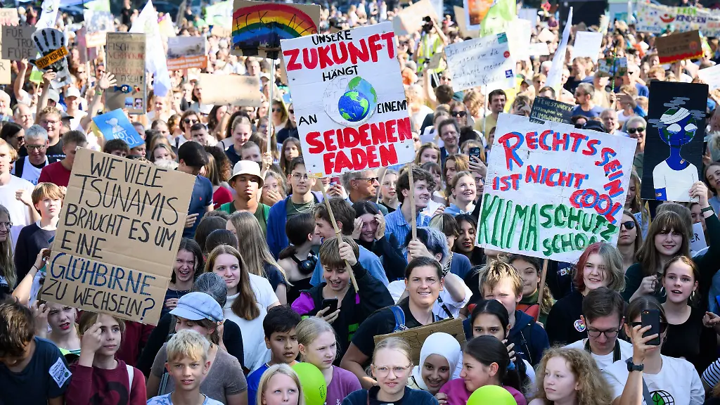 Hunderte-Menschen-demonstrieren-bei-Fridays-for-Future-in-Niedersachsen-und-Bremen