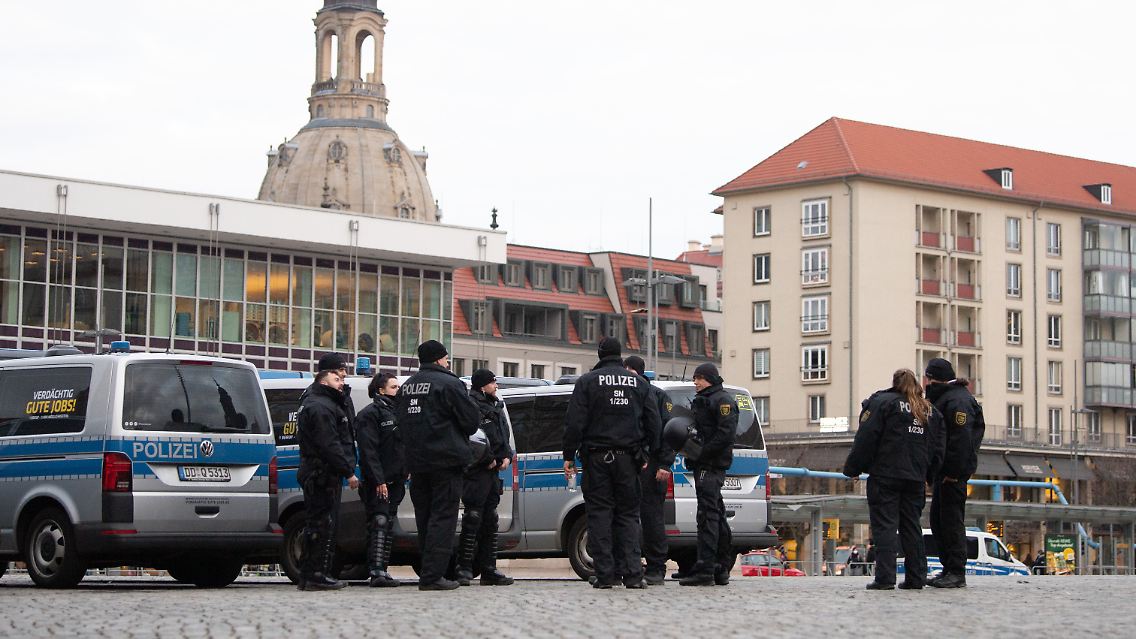 Die Dresdner Polizei bei den Vorbereitungen vor den Protesten.