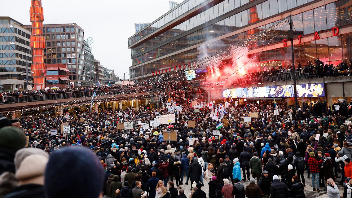 Bei der Demo in Schweden wurden Leuchtraketen gezündet.