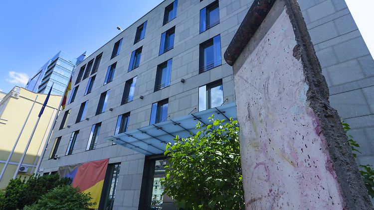 Vor der deutschen Botschaft in Kiew steht ein Stück der Berliner Mauer.