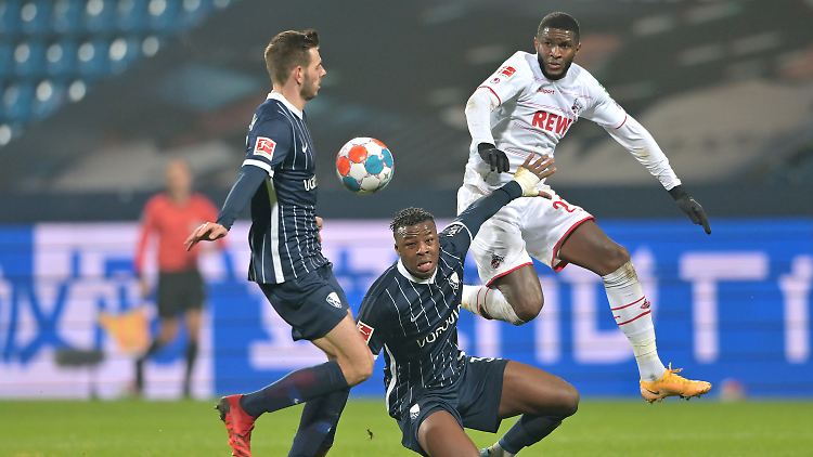 Die Bochumer Maxim Leitsch und Armel Bella-Kotchap kämpfen mit Kölns Anthony Modeste um den Ball.