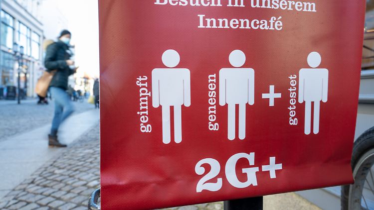 "Das hochdynamische Infektionsgeschehen erfordert aktuell eine Beibehaltung und strikte Umsetzung der bisherigen Maßnahmen", sagen die Experten.