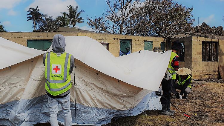In Nuku'alofa bauen Rot Kreuz-Helfende Notunterkünfte auf.