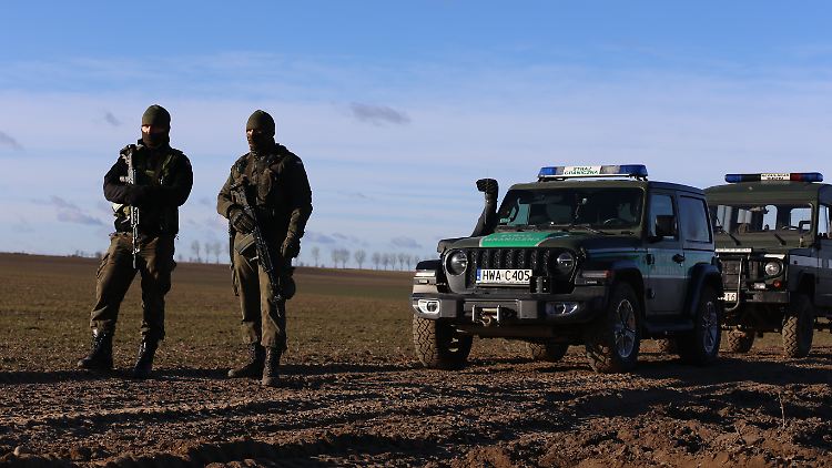 Zwei Beamte des polnischen Grenzschutzes patrouillieren in der Sperrzone an der Grenze zu Belarus.