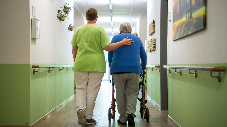 Wenn Pflegende nicht geimpft sind, können sie in bestimmten Bereichen nicht mehr arbeiten.