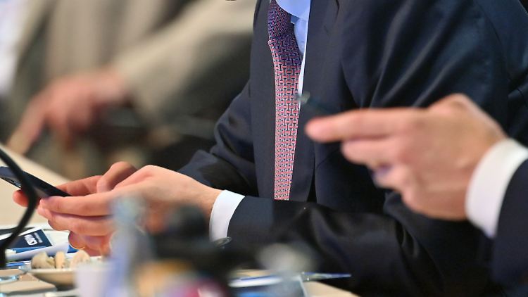 In CDU-Vorstands- und Präsidiumssitzungen muss das Handy künftig in der Tasche bleiben. 