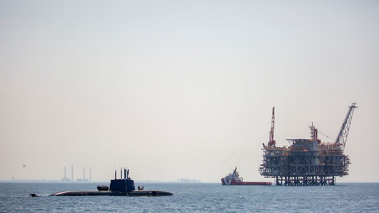 Eine Ölplattform in Israels Offshore-Gasfeld Leviathan ist von Bord des israelischen Marineschiffs Atzmaut aus zu sehen, während ein U-Boot im Mittelmeer patrouilliert.
