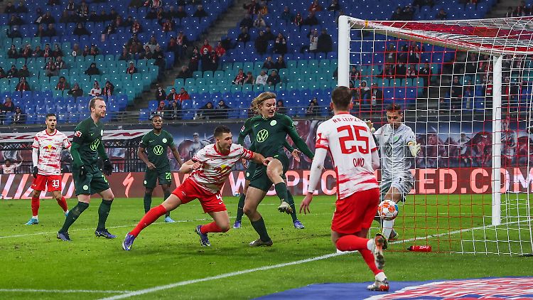 Da war es geschehen: Orban bugsiert den Ball zum 1:0 für Leipzig über die Torlinie.