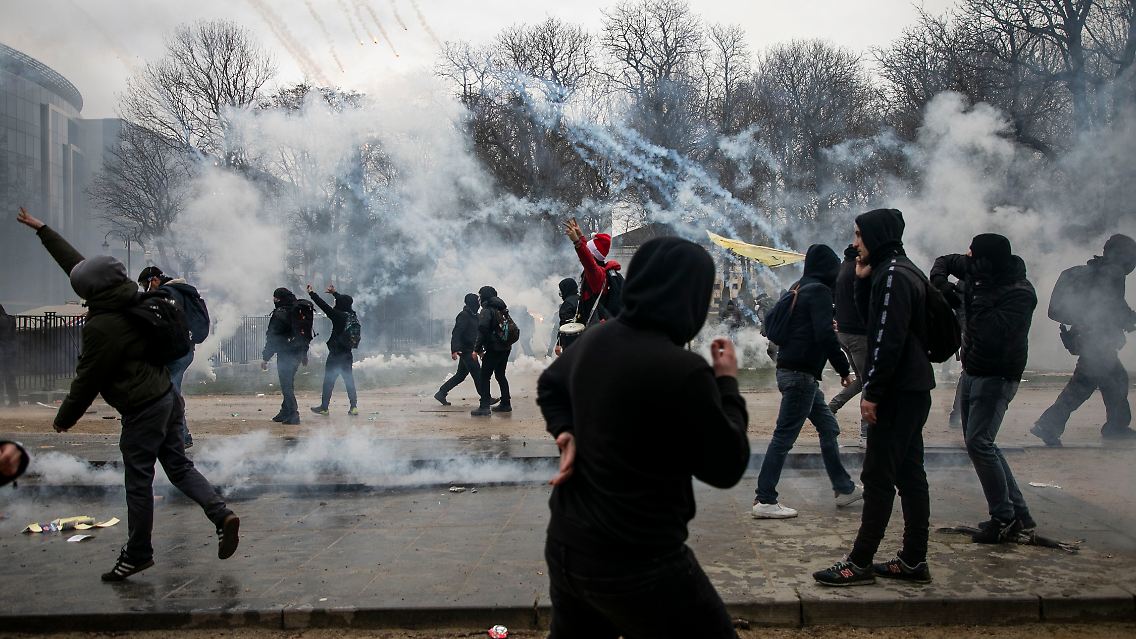 Einige Demonstranten warfen Feuerwerkskörper und Steine auf Polizisten, die ihrerseits mit Tränengas und Wasserwerfern vorgingen.