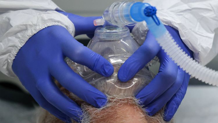 Omikron ist zwar im Verlauf milder, aber die hohe Zahl der Neuinfektionen sorgt trotzdem für eine hohe Belastung der Krankenhäuser.