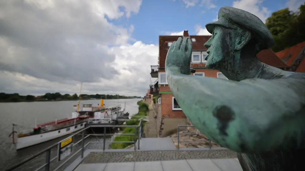 Die-Statue-DerRufer-steht-an-der-Elbe-in-Lauenburg