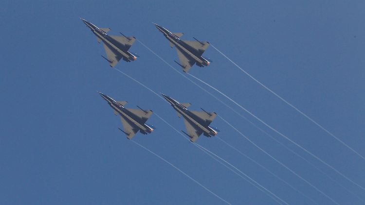 Chinesische Kampfjets vom Typ J-10. 