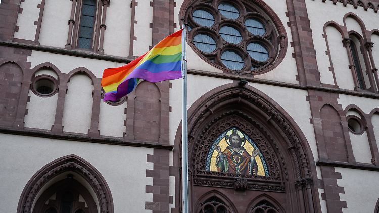 Wenn man für die katholische Kirche arbeitet und sich als queer outet, kann man schlimmstenfalls seinen Job verlieren.