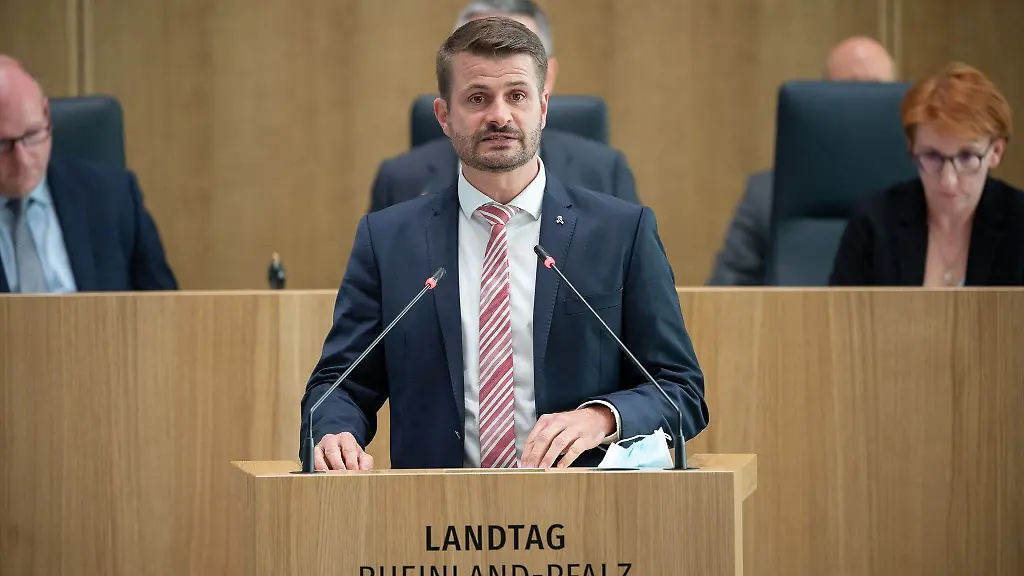 Der-CDU-Abgeordnete-Dirk-Herber-macht-der-Landesregierung-wegen-der-Flutkatastrophe-im-Ahrtal-schwere-Vorwuerfe