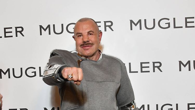 Mugler betrieb seit Jahren intensives Bodybuilding und legte sich mehrfach unters Messer.