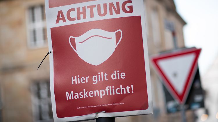 An der Maskenpflicht wird sich wohl auch nach der Bund-Länder-Runde nichts ändern.