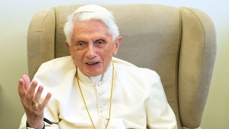 Der emeritierte Papst Benedikt XVI entschuldigt sich.