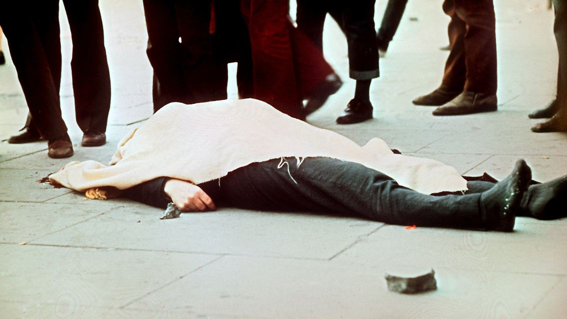 Innerhalb von zehn Minuten werden dreizehn Teilnehmer der Demonstration - alles Männer - von Soldaten erschossen. Ein weiteres Opfer stirbt später an seinen Verletzungen. Keiner von ihnen ist bewaffnet. Sechs von ihnen sind 17 Jahre alt, einer ist 19.